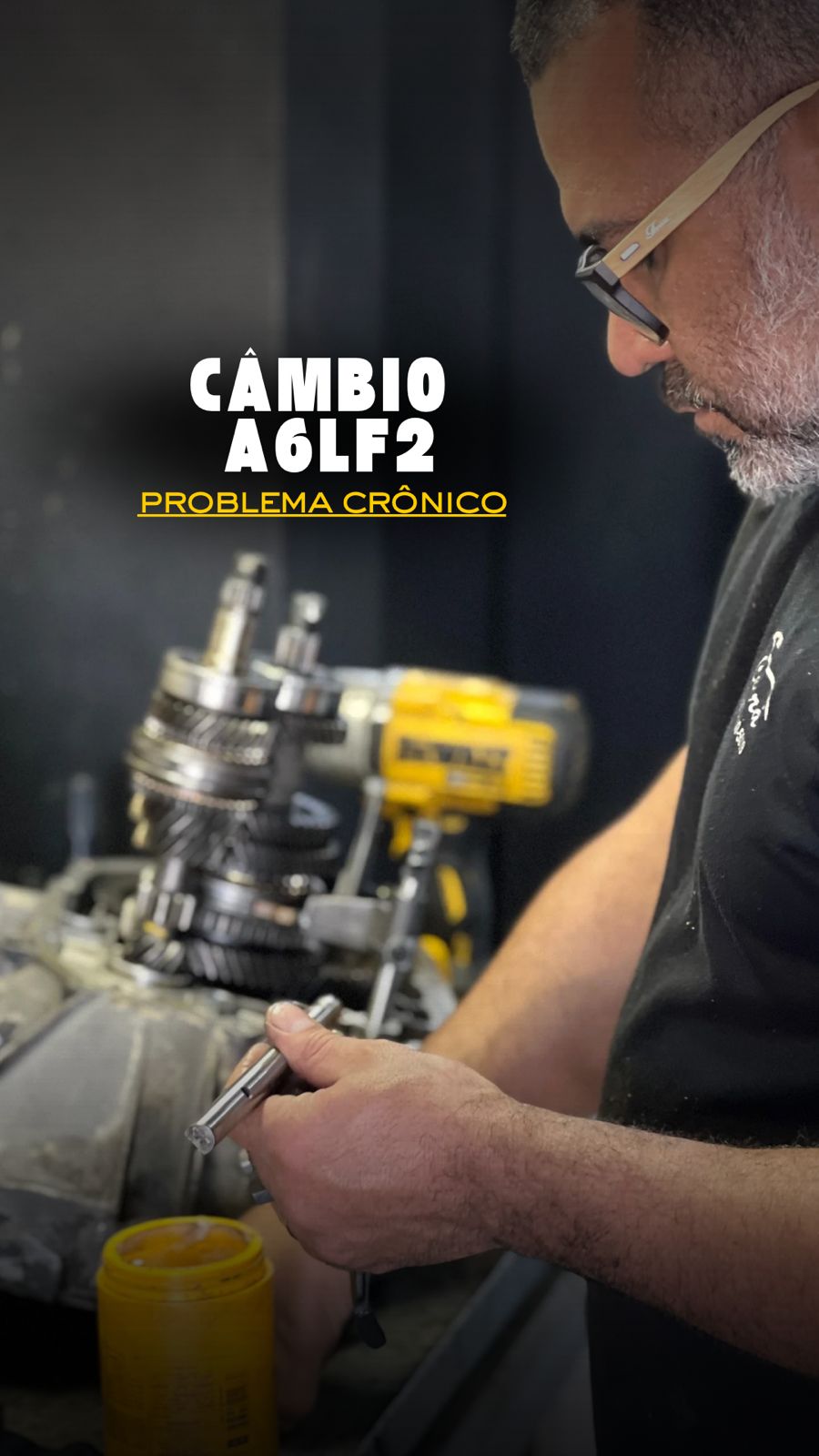 Especialista da Mecânica Ceará reparando câmbio A6LF2